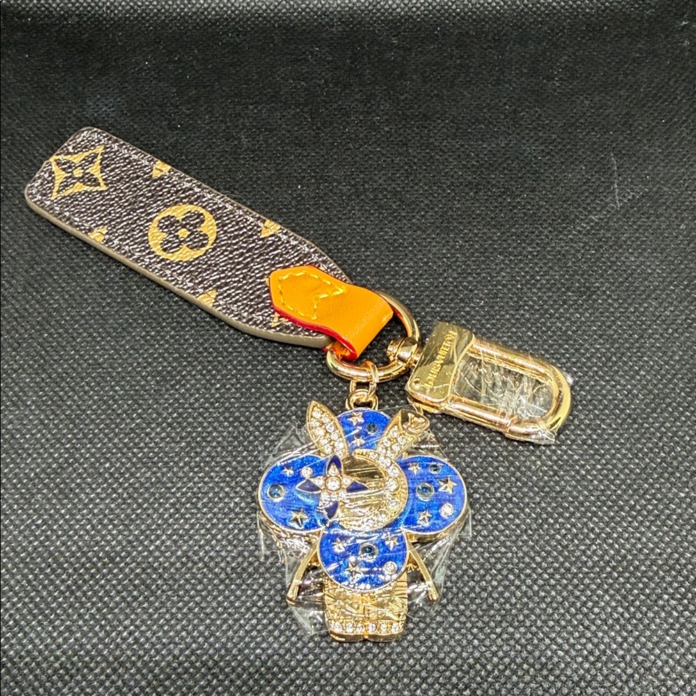 ❌ SOLD ❌ ✅ PRICE IS FIRM ✅ FASHION Keychain with Blue Crystal Fleur Charm